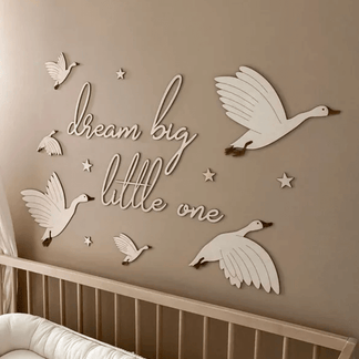 Gänseset aus Holz mit der Aufschrift „Dream big little one“