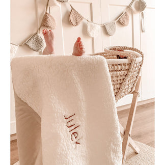 Weiche "Teddydecke" mit gesticktem Namen - weiß