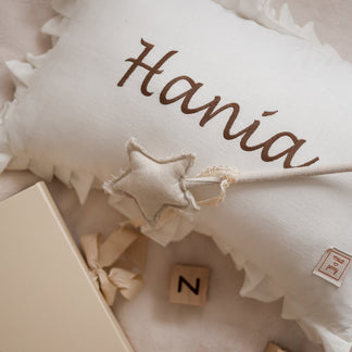 Leinenkissen Creme mit Rüschenrand – mit gesticktem Namen