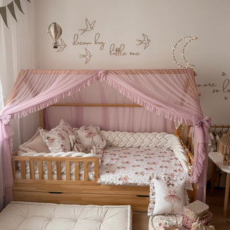 Tüllhimmel mit Rüsche für ein Betthaus