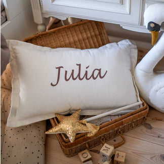 Cremefarbenes Leinenkissen mit gerader Kante – mit gesticktem Namen