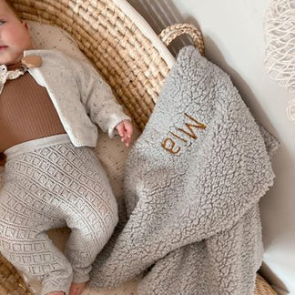 Weiche "Teddydecke" mit gesticktem Namen - grau