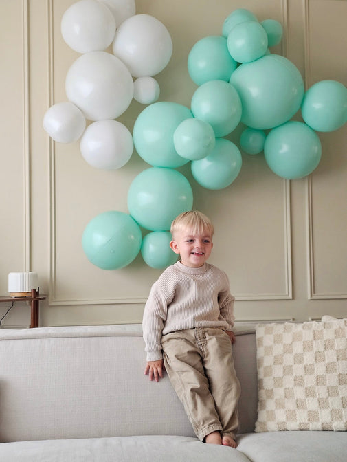 Sehr schöner Ballonstil mit 7 pastellgrünen Ballons - Balloony 