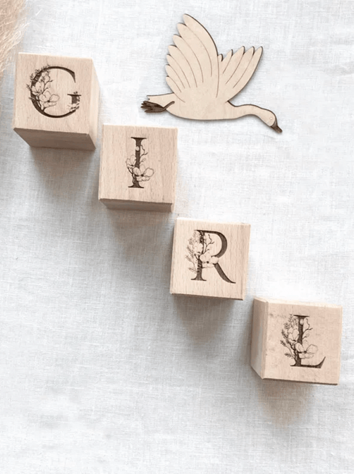 Namensblöcke aus Holz - Blumenbuchstaben