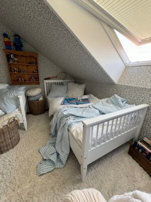 Standardbett Boho mit schmalem Geländer Weiß - 90x190cm