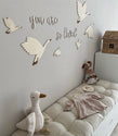 Gänse-Set aus Holz mit dem Text „Du wirst so geliebt“