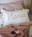 Leinenkissen Creme mit Rüschenrand – mit gesticktem Namen