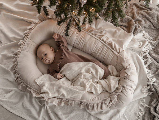 Babynestchen mit Rüschen beige