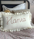 Leinenkissen Creme mit Rüschenrand – mit gesticktem Namen