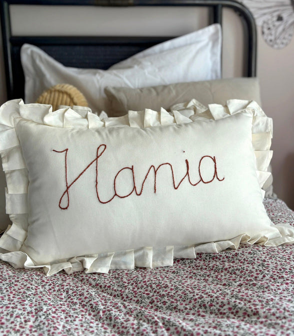 Leinenkissen Creme mit Rüschenrand – mit gesticktem Namen