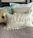 Leinenkissen Creme mit Rüschenrand – mit gesticktem Namen