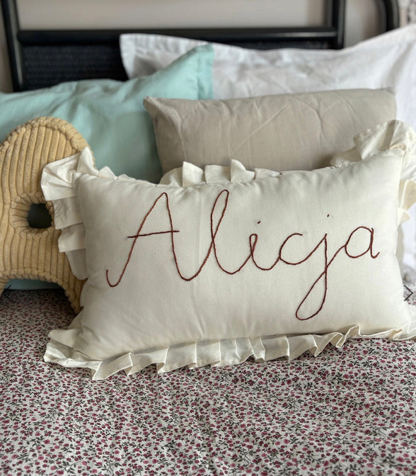 Leinenkissen Creme mit Rüschenrand – mit gesticktem Namen