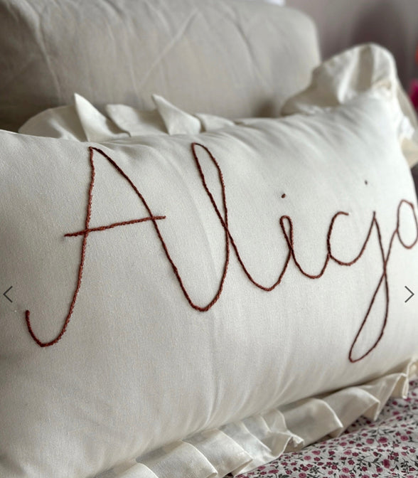 Leinenkissen Creme mit Rüschenrand – mit gesticktem Namen