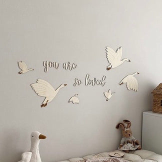 Gänse-Set aus Holz mit dem Text „Du wirst so geliebt“