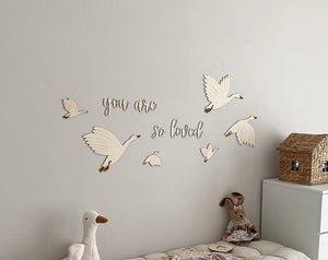 Gänse-Set aus Holz mit dem Text „Du wirst so geliebt“
