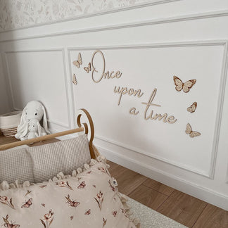 Schmetterlingsset aus Holz mit dem Text „Es war einmal“