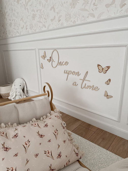 Schmetterlingsset aus Holz mit dem Text „Es war einmal“