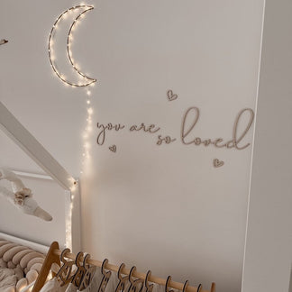 Holzset mit Herzen mit dem Text „Du wirst so geliebt“