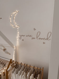 Holzset mit Herzen mit dem Text „Du wirst so geliebt“