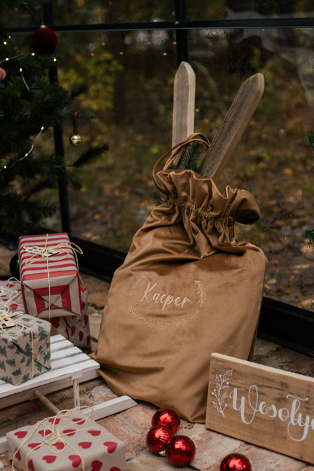 Goldene Geschenkbox mit Namen