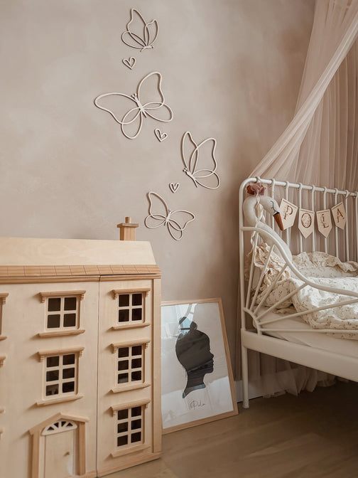 Schmetterlinge und Herzen Wanddekoration aus Holz