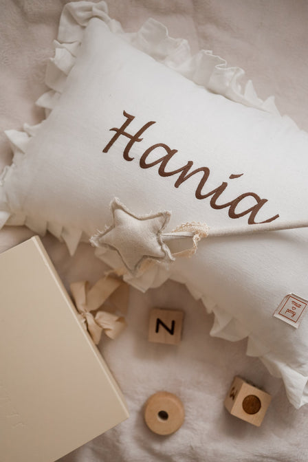 Leinenkissen Creme mit Rüschenrand – mit gesticktem Namen