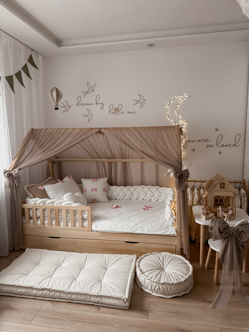 Tüllhimmel mit Rüsche für ein Betthaus