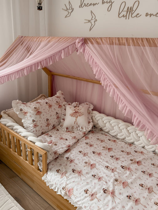 Tüllhimmel mit Rüsche für ein Betthaus