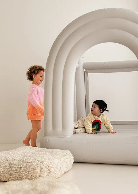 Regenbogen-Hüpfburg Grau