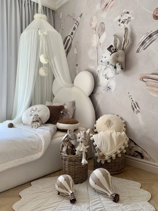 Baldachin aus Tüll mit Pompons