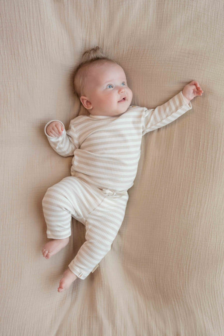 Gestreiftes Sand/Weißes Höschen