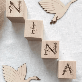 Namensblöcke aus Holz - Blumenbuchstaben