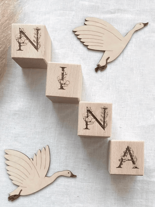 Namensblöcke aus Holz - Blumenbuchstaben