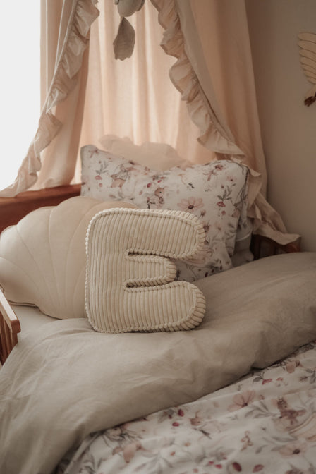 Buchstabenkissen Rippe cremeweiß