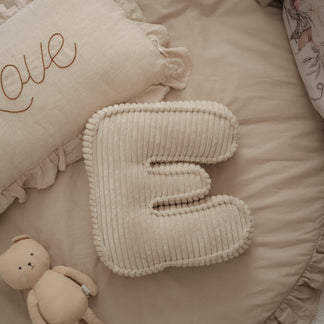 Buchstabenkissen Rippe cremeweiß