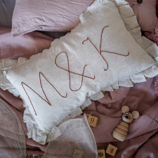 Leinenkissen Natur mit Rüschenrand - mit gesticktem Namen