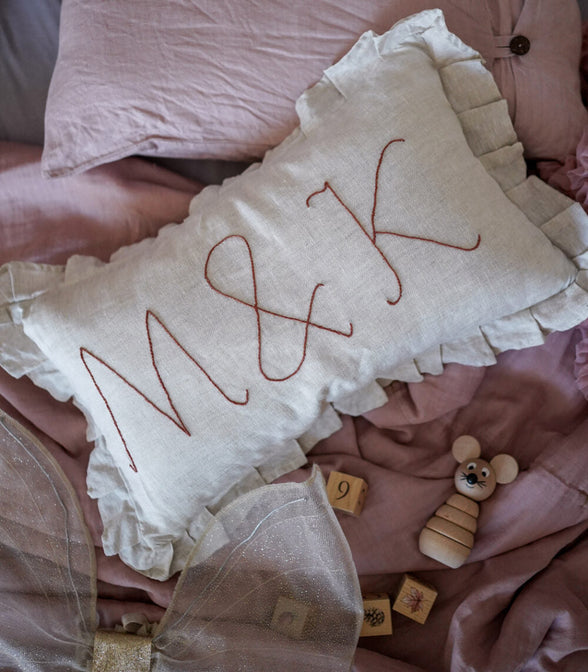 Leinenkissen Natur mit Rüschenrand - mit gesticktem Namen