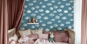 Krijt Wolkjes Behang Slate Blue - Happy Wall