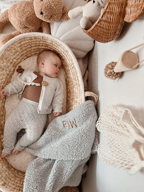 Weiche "Teddydecke" mit gesticktem Namen - grau