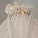 Baldachin aus Tüll mit Pompons