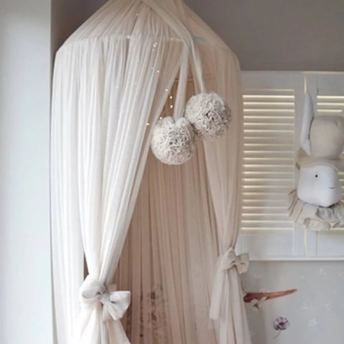 Baldachin aus Tüll mit Pompons