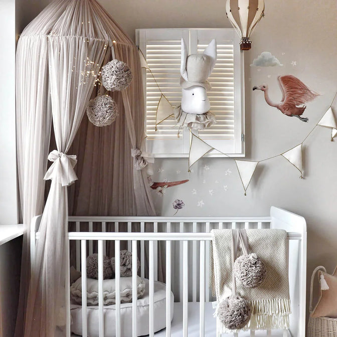 Baldachin aus Tüll mit Pompons