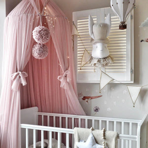 Baldachin aus Tüll mit Pompons