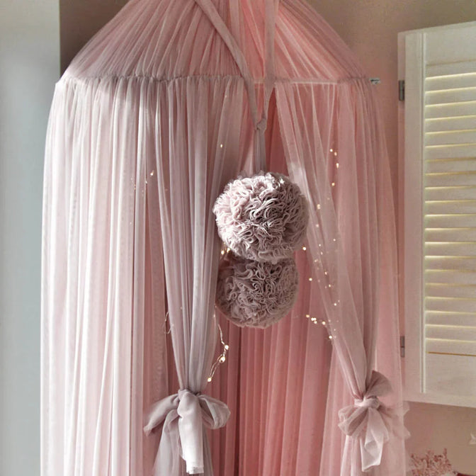 Baldachin aus Tüll mit Pompons