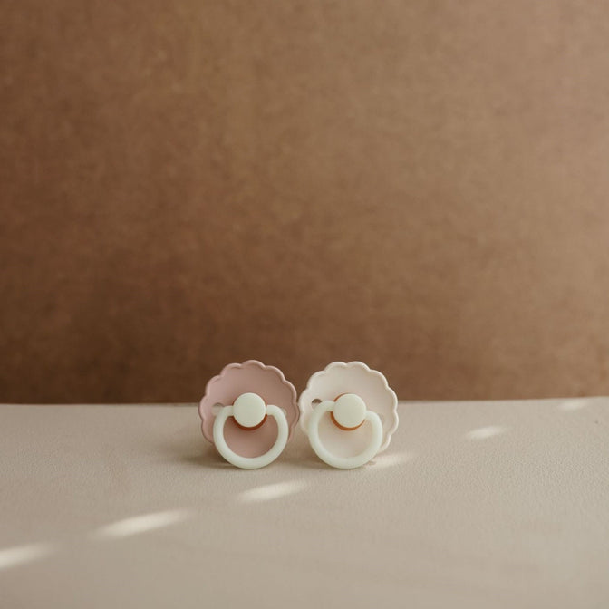 Latex Tutje Daisy Night Blush – FRIGG