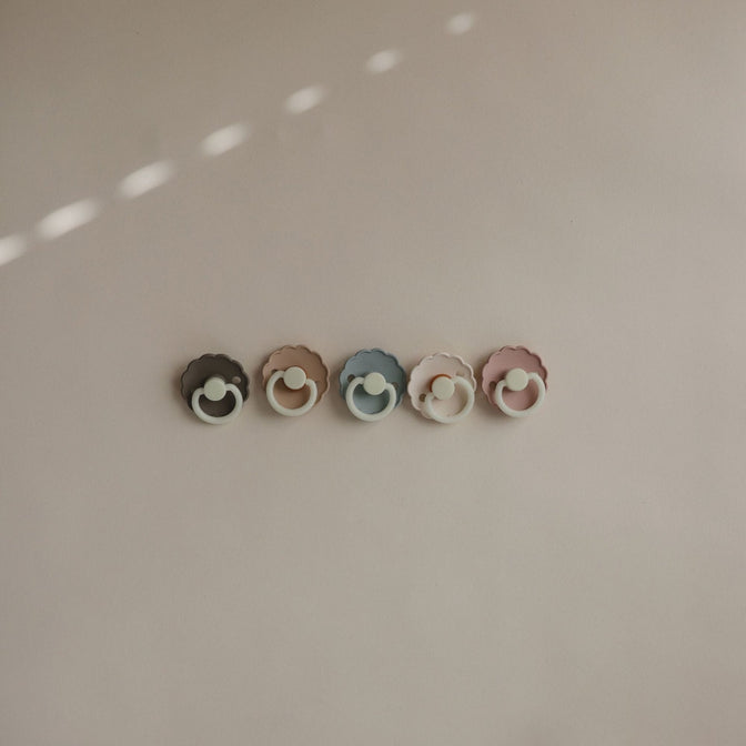 Latex Tutje Daisy Night Croissant - FRIGG