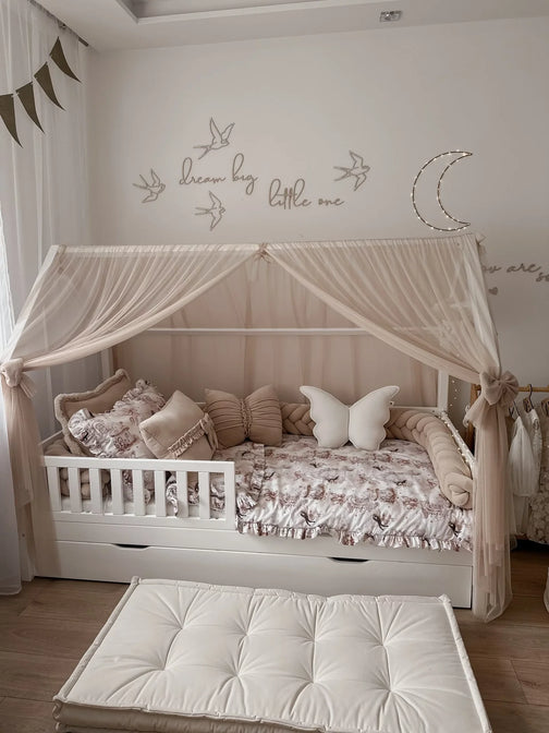 Baldachin aus Tüll für ein Betthaus