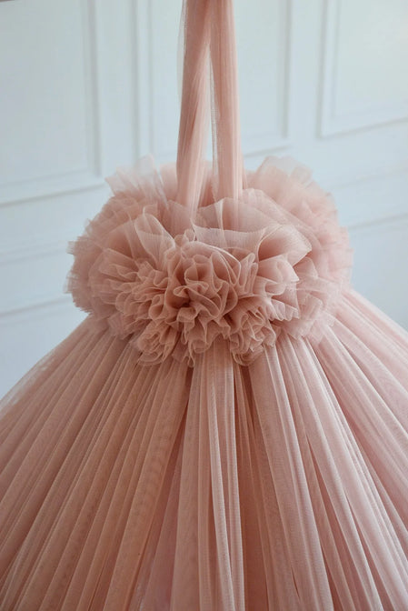 Baldachin aus Tüll mit Pompons