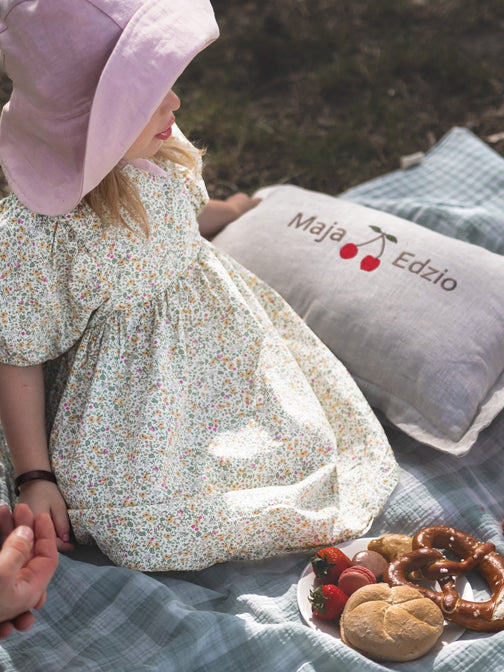 Naturleinenkissen mit gerader Kante – mit gesticktem Namen