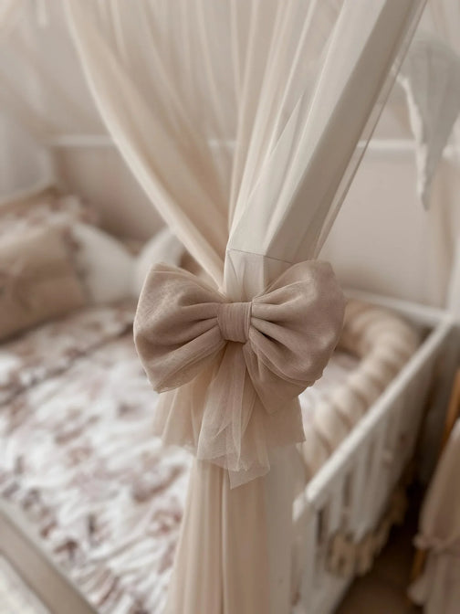 Tüllhimmel mit Rüsche für ein Betthaus
